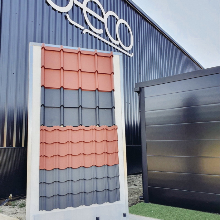 Assortiment de tôles à profil tuile dans le showroom de G-Eco